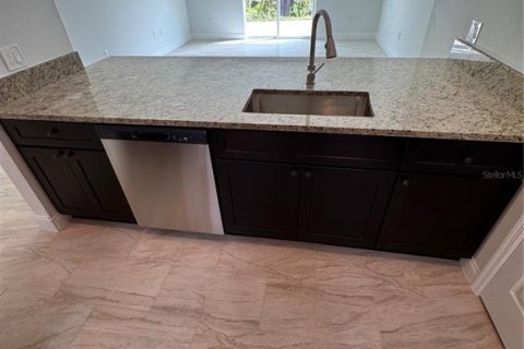 House in Deltona, Florida 4 bedrooms, 148.64 sq.m. № 2238707 - photo 12