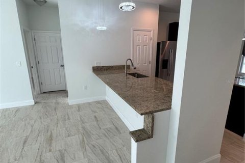 House in Deltona, Florida 4 bedrooms, 148.64 sq.m. № 2238707 - photo 5