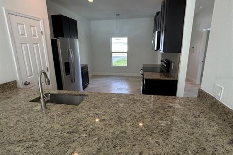 House in Deltona, Florida 4 bedrooms, 148.64 sq.m. № 2238707 - photo 9