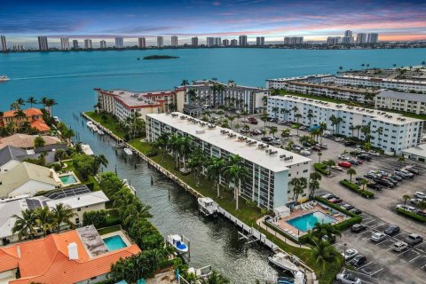 Condominio en North Palm Beach, Florida, 1 dormitorio № 2176684