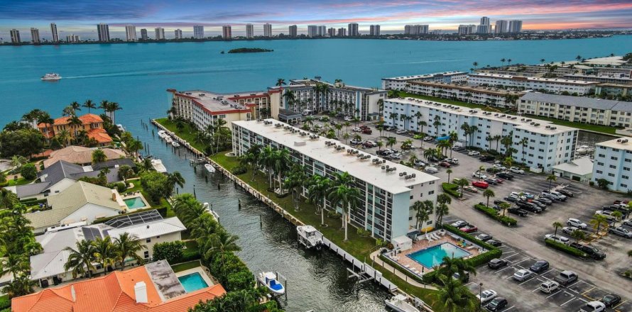 Condominio en North Palm Beach, Florida, 1 dormitorio  № 2176684