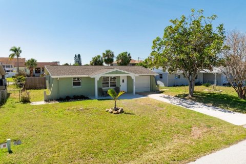 House in Hudson, Florida 3 bedrooms, 129.32 sq.m. № 1769595 - photo 1