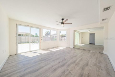 House in Hudson, Florida 3 bedrooms, 129.32 sq.m. № 1769595 - photo 7