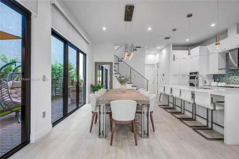 House in Doral, Florida 3 bedrooms, 209.68 sq.m. № 1931812 - photo 5