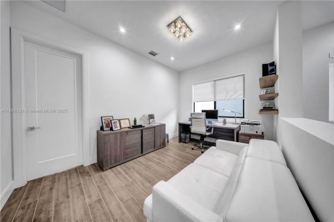 House in Doral, Florida 3 bedrooms, 209.68 sq.m. № 1931812 - photo 18