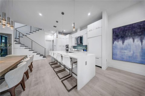 House in Doral, Florida 3 bedrooms, 209.68 sq.m. № 1931812 - photo 6