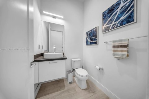 House in Doral, Florida 3 bedrooms, 209.68 sq.m. № 1931812 - photo 15