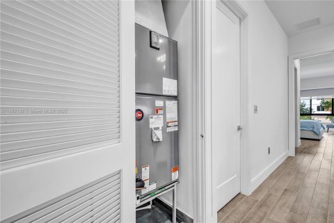 House in Doral, Florida 3 bedrooms, 209.68 sq.m. № 1931812 - photo 17