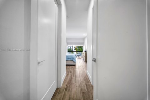 House in Doral, Florida 3 bedrooms, 209.68 sq.m. № 1931812 - photo 22