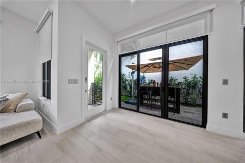 House in Doral, Florida 3 bedrooms, 209.68 sq.m. № 1931812 - photo 2