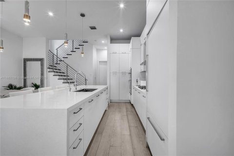 House in Doral, Florida 3 bedrooms, 209.68 sq.m. № 1931812 - photo 7