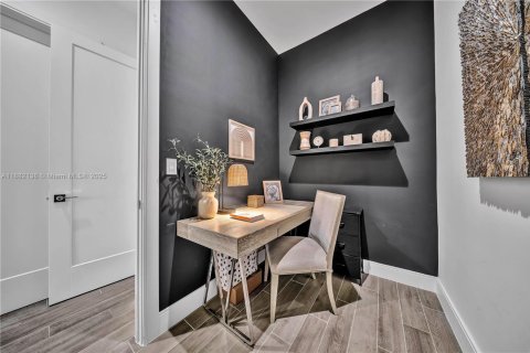 House in Doral, Florida 3 bedrooms, 209.68 sq.m. № 1931812 - photo 23