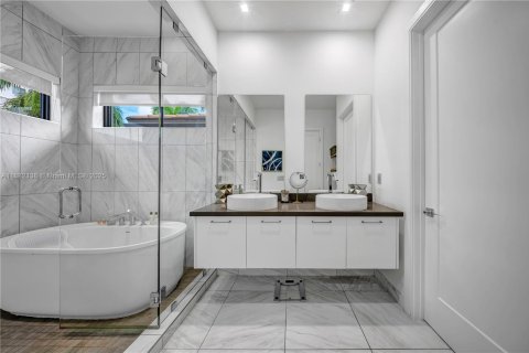House in Doral, Florida 3 bedrooms, 209.68 sq.m. № 1931812 - photo 29