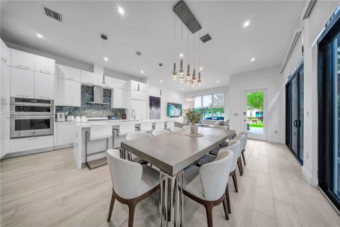 House in Doral, Florida 3 bedrooms, 209.68 sq.m. № 1931812 - photo 10