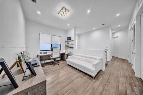 House in Doral, Florida 3 bedrooms, 209.68 sq.m. № 1931812 - photo 19