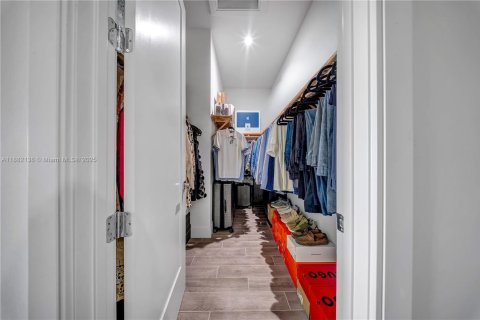 House in Doral, Florida 3 bedrooms, 209.68 sq.m. № 1931812 - photo 24