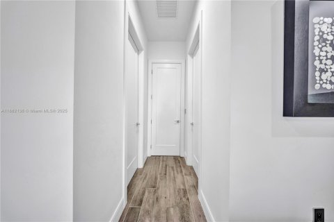 House in Doral, Florida 3 bedrooms, 209.68 sq.m. № 1931812 - photo 25