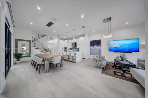 House in Doral, Florida 3 bedrooms, 209.68 sq.m. № 1931812 - photo 1