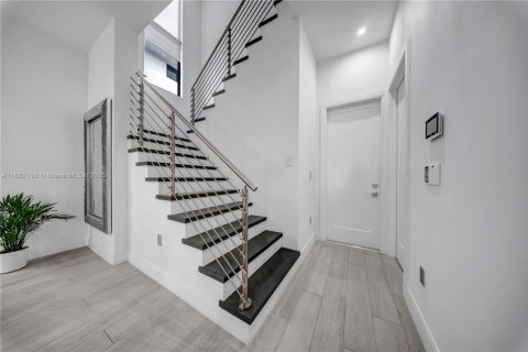 House in Doral, Florida 3 bedrooms, 209.68 sq.m. № 1931812 - photo 14