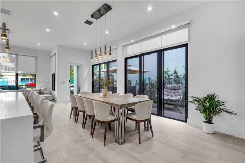 House in Doral, Florida 3 bedrooms, 209.68 sq.m. № 1931812 - photo 12