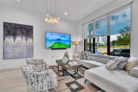 House in Doral, Florida 3 bedrooms, 209.68 sq.m. № 1931812 - photo 3