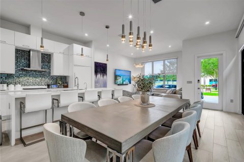 House in Doral, Florida 3 bedrooms, 209.68 sq.m. № 1931812 - photo 13