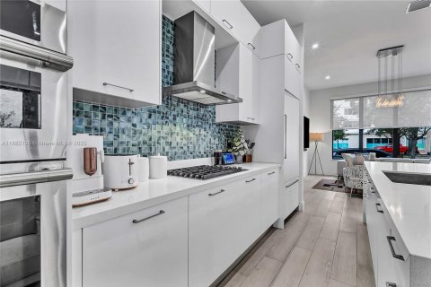 House in Doral, Florida 3 bedrooms, 209.68 sq.m. № 1931812 - photo 8