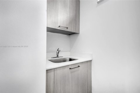 House in Doral, Florida 3 bedrooms, 209.68 sq.m. № 1931812 - photo 21