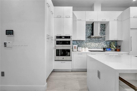 House in Doral, Florida 3 bedrooms, 209.68 sq.m. № 1931812 - photo 11