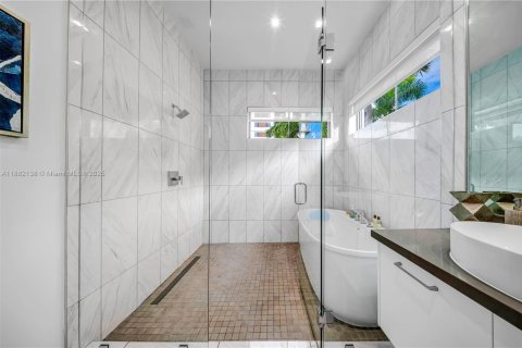 House in Doral, Florida 3 bedrooms, 209.68 sq.m. № 1931812 - photo 30