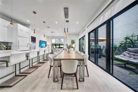 House in Doral, Florida 3 bedrooms, 209.68 sq.m. № 1931812 - photo 9