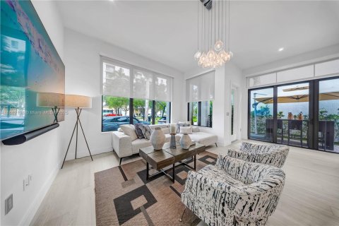 House in Doral, Florida 3 bedrooms, 209.68 sq.m. № 1931812 - photo 4