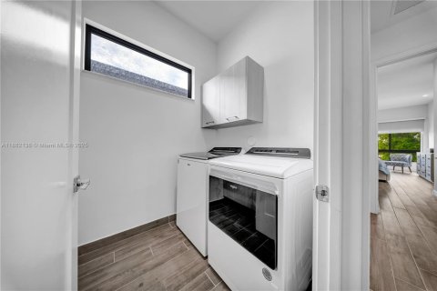 House in Doral, Florida 3 bedrooms, 209.68 sq.m. № 1931812 - photo 20