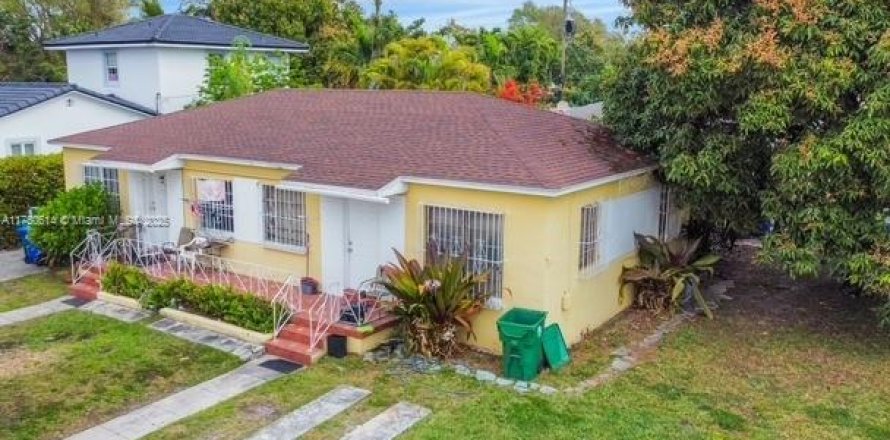 Propiedad comercial en Miami, Florida 130.06 m2 № 1860167