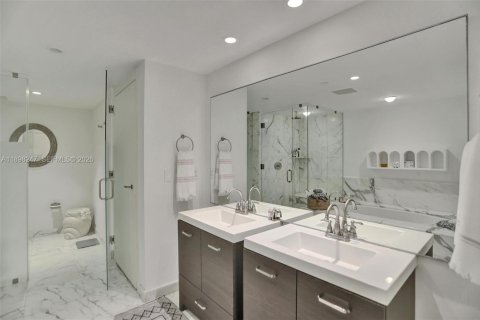 Condo in Miami, Florida, 2 bedrooms  № 2053035 - photo 30