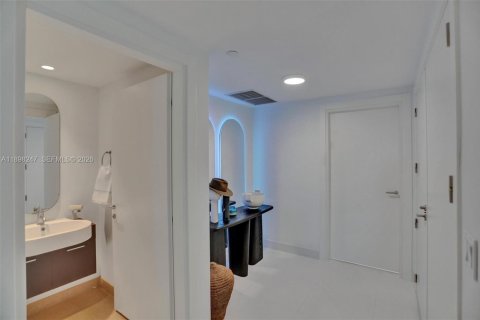 Condo in Miami, Florida, 2 bedrooms  № 2053035 - photo 7