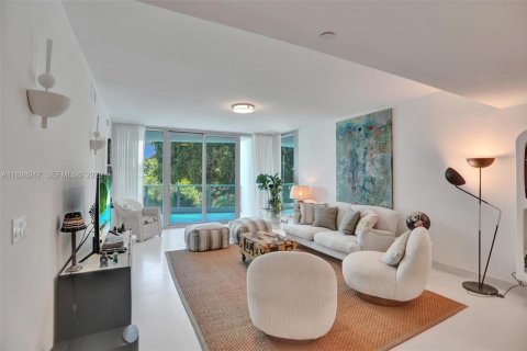 Condo in Miami, Florida, 2 bedrooms  № 2053035 - photo 13