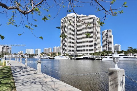 Condo in Aventura, Florida, 1 bedroom  № 1925231 - photo 1