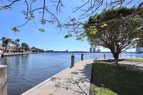 Condo in Aventura, Florida, 1 bedroom  № 1925231 - photo 18