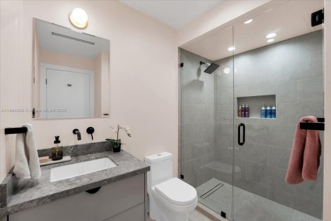 Casa en venta en Coral Gables, Florida, 5 dormitorios, 268.3 m2 № 1938639 - foto 24