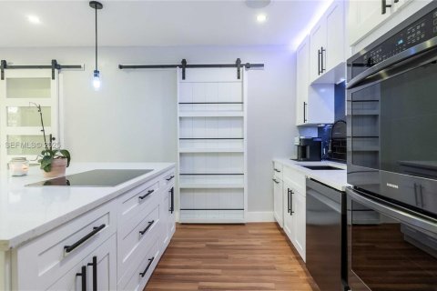 House in Fort Lauderdale, Florida 4 bedrooms, 123.84 sq.m. № 1989956 - photo 3