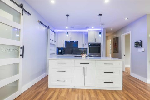 House in Fort Lauderdale, Florida 4 bedrooms, 123.84 sq.m. № 1989956 - photo 6