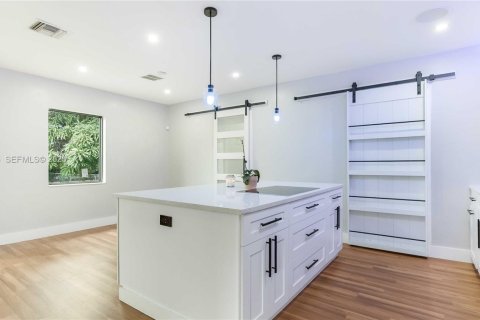 House in Fort Lauderdale, Florida 4 bedrooms, 123.84 sq.m. № 1989956 - photo 2