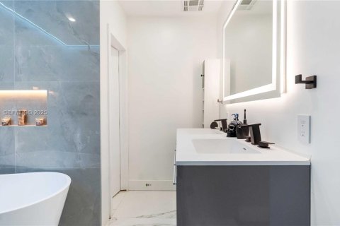 House in Fort Lauderdale, Florida 4 bedrooms, 123.84 sq.m. № 1989956 - photo 24