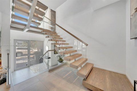 House in Fort Lauderdale, Florida 4 bedrooms, 280.56 sq.m. № 2024940 - photo 16