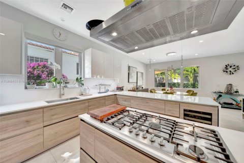 House in Fort Lauderdale, Florida 4 bedrooms, 280.56 sq.m. № 2024940 - photo 13