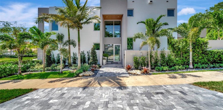 House in Fort Lauderdale, Florida 4 bedrooms, 280.56 sq.m. № 2024940