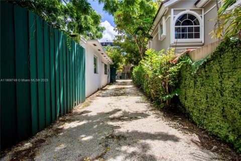 House in Miami, Florida 1 bedroom, 78.6 sq.m. № 1896921 - photo 2