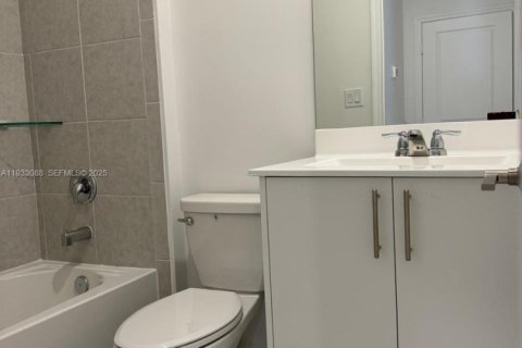 Casa en alquiler en Miami, Florida, 3 dormitorios, 173.73 m2 № 1991870 - foto 11