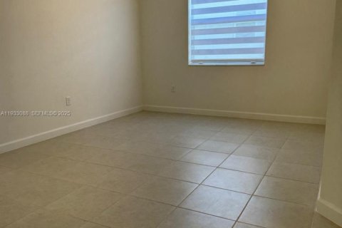 Casa en alquiler en Miami, Florida, 3 dormitorios, 173.73 m2 № 1991870 - foto 14
